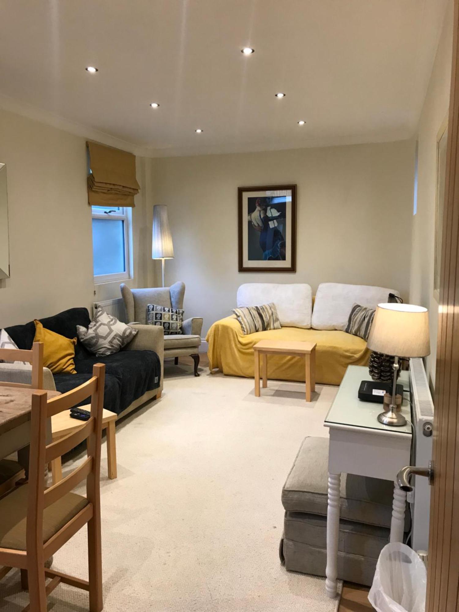 Victorian Charm: Spacious 3-bed Near Attractions Holiday home London