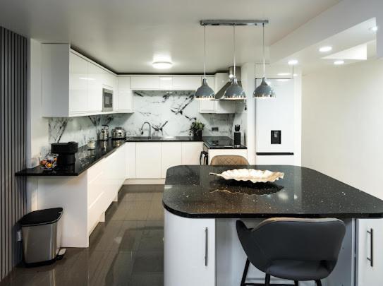 Appartement New Modern Hybrid 4 Bedroom 7 Bed 9 Guest Capacity *
