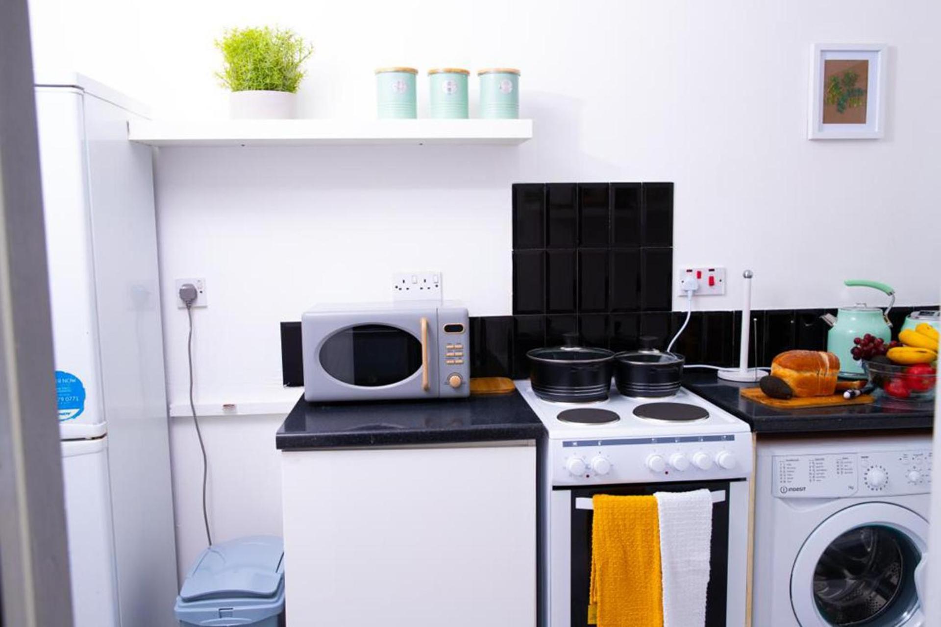Inviting 1-bed In Near Hotsput Apartment *