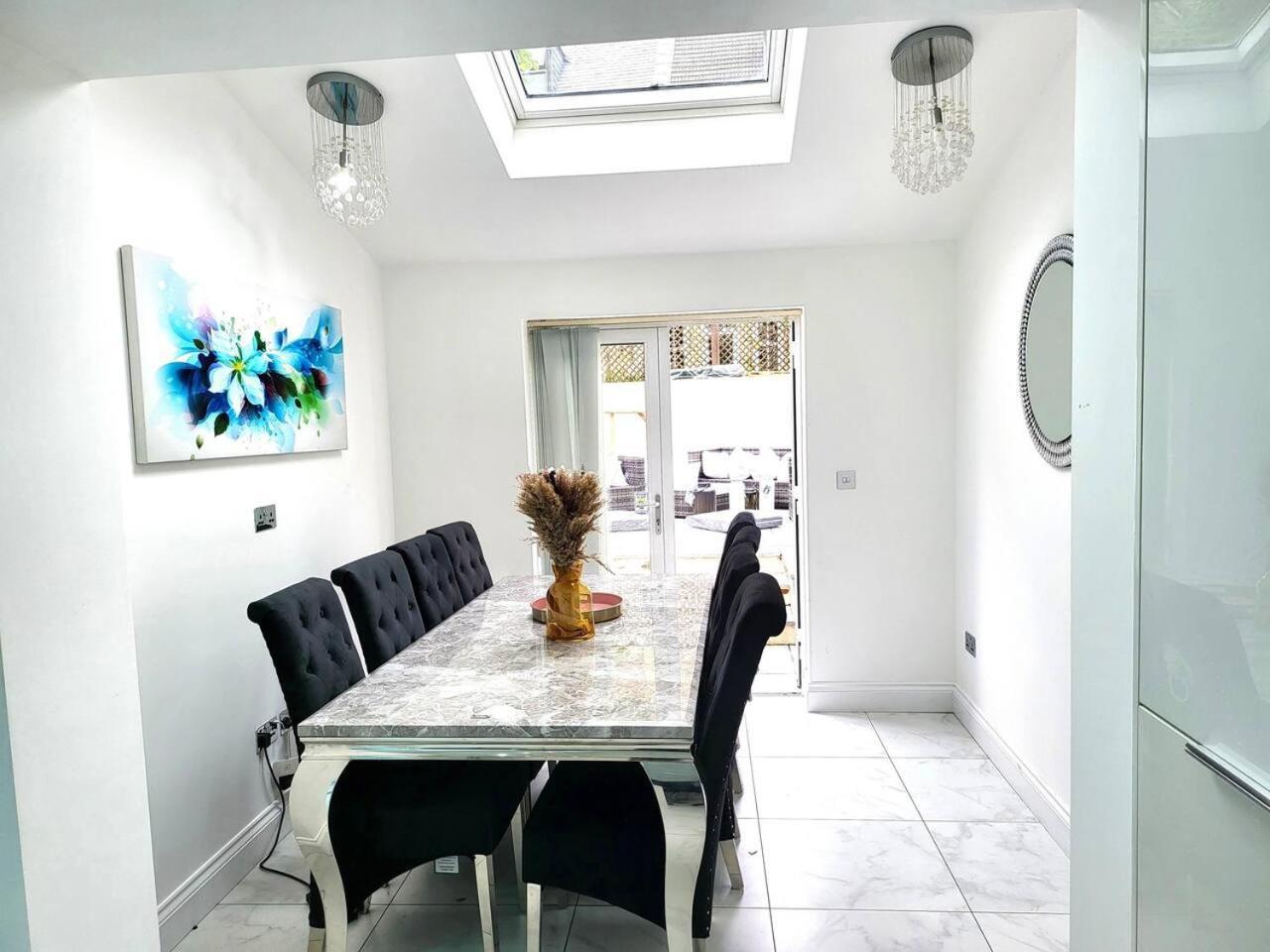 Holiday home Spacious Six Bedrooms House By Sensational Short Lets & Serviced With 13 Beds, Free Parking, Free Wi-fi & Balcony *