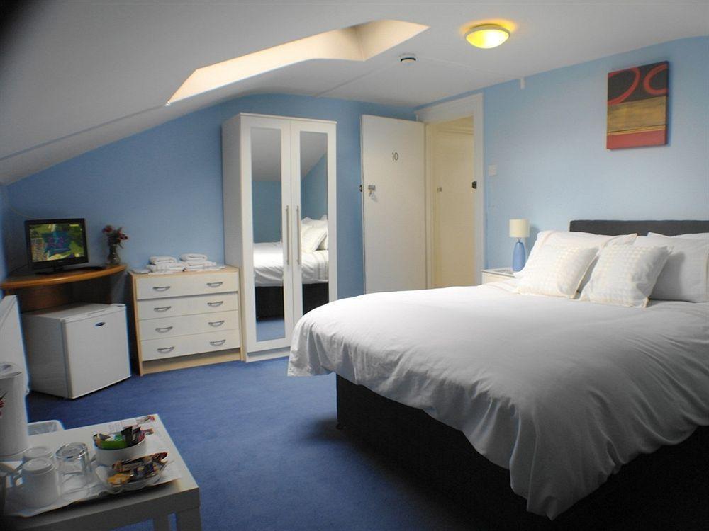 The Castle Bar Bed & Breakfast London