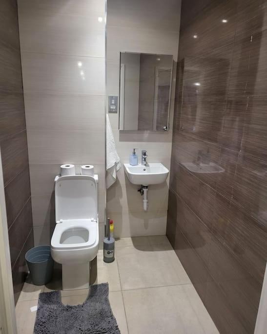 2 Bedrooms 2baths 3toilets Near Excel City Airport O2 Sleeps Up To 5 Apartment London