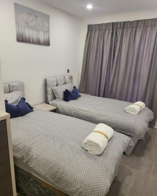 2 Bedrooms 2baths 3toilets Near Excel City Airport O2 Sleeps Up To 5 * London