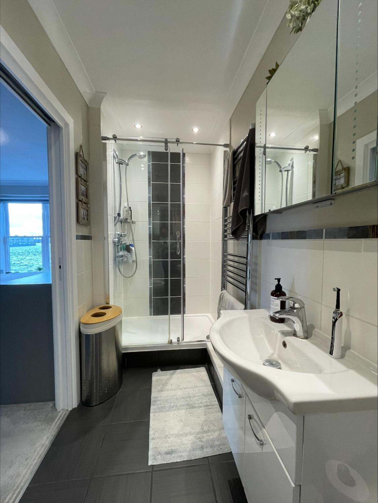 Superb Central London Riverside Flat With Balcony In Limehouse *