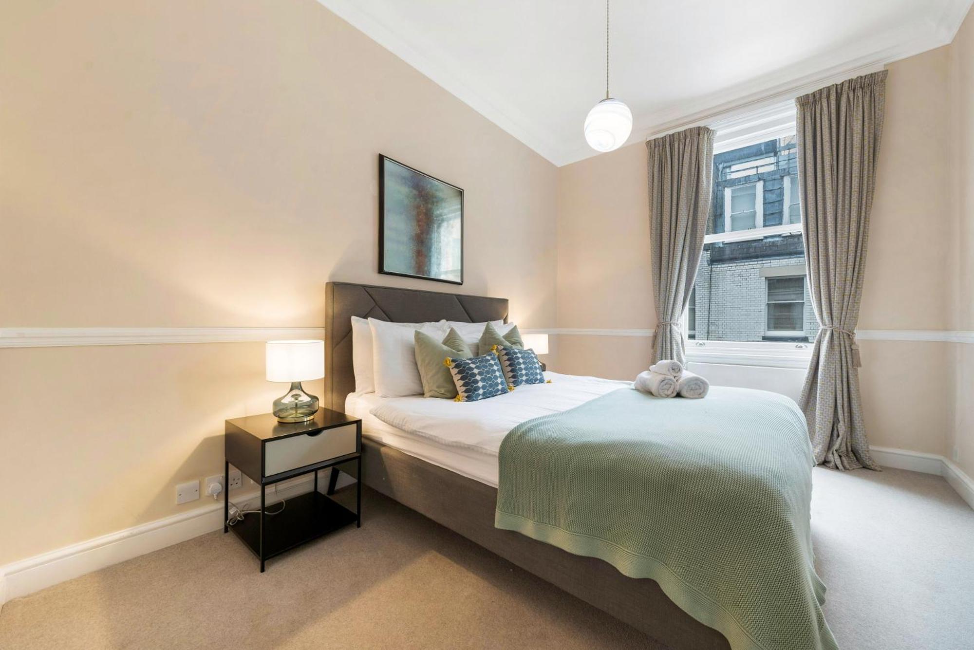 Spectacular 3 Bed In Berkeley Sq Mayfair Apartment *