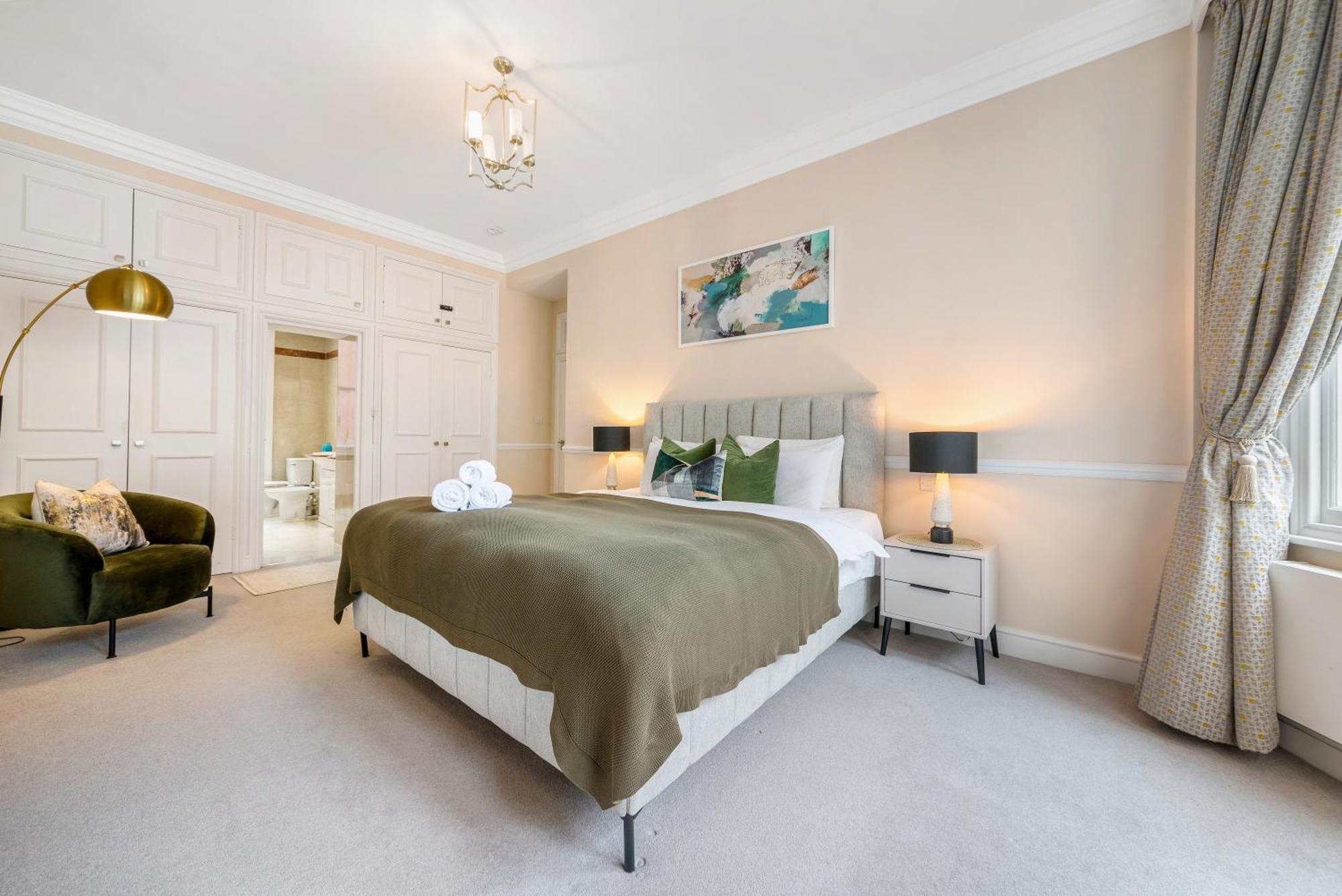 Spectacular 3 Bed In Berkeley Sq Mayfair Apartment