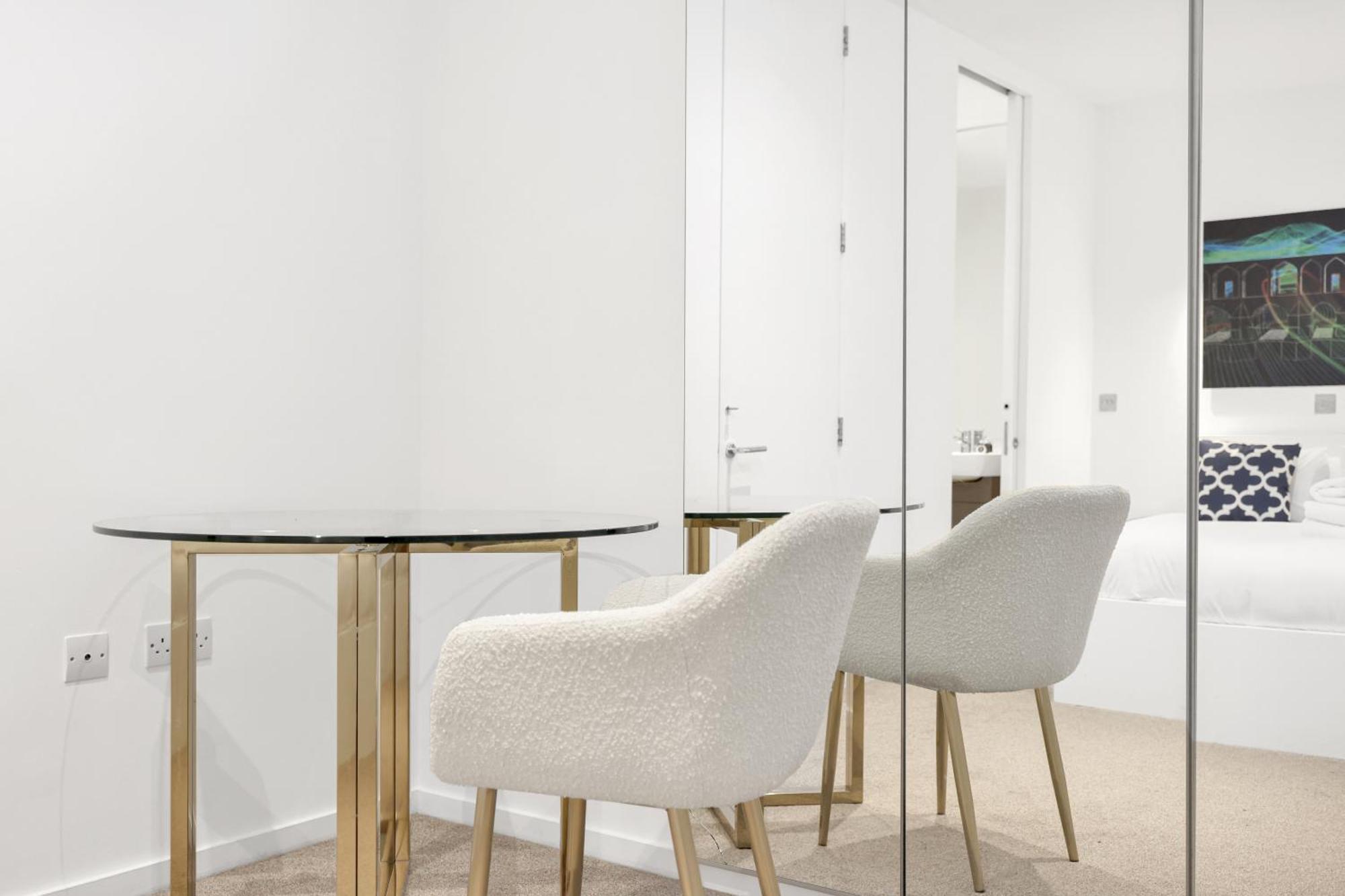 Loft-style 3 Bed Short Term & Flexible Renting Hoxton With Free Wifi & Terrace ! * London