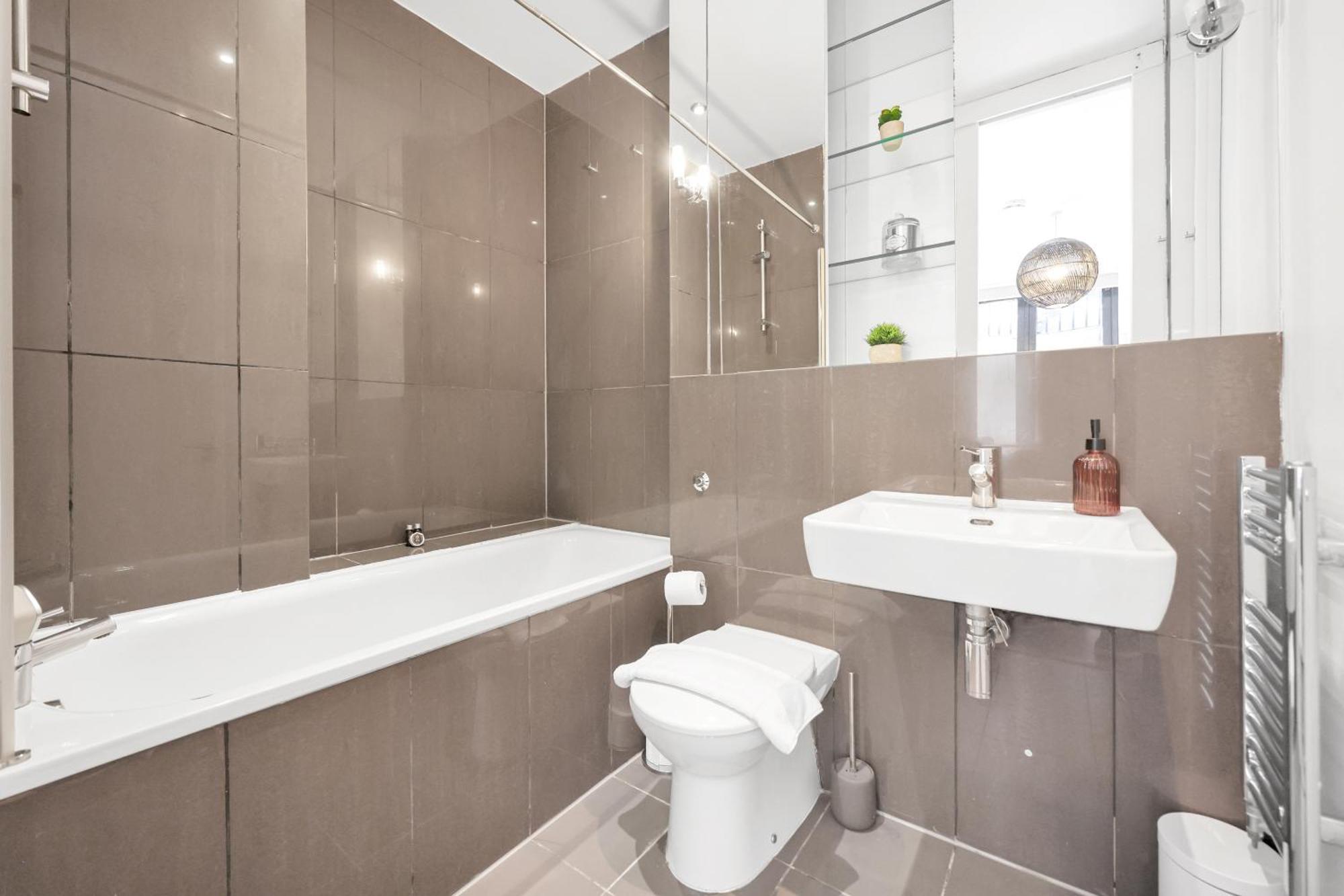 Loft-style 3 Bed Short Term & Flexible Renting Hoxton With Free Wifi & Terrace ! London