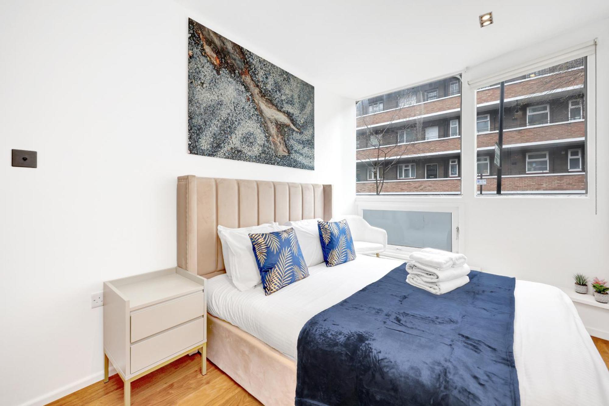 Loft-style 3 Bed Short Term & Flexible Renting Hoxton With Free Wifi & Terrace ! *