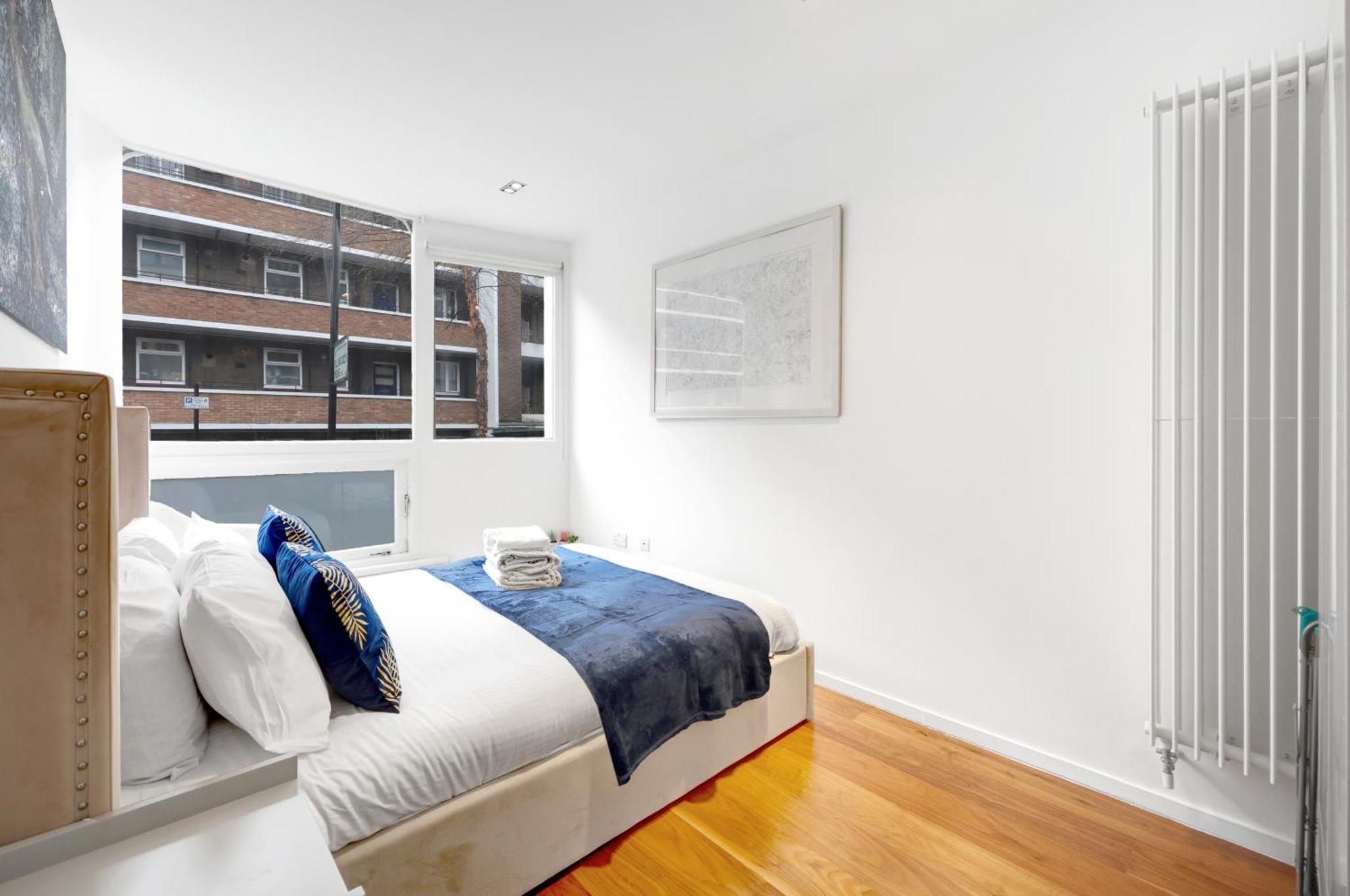 Loft-style 3 Bed Short Term & Flexible Renting Hoxton With Free Wifi & Terrace !