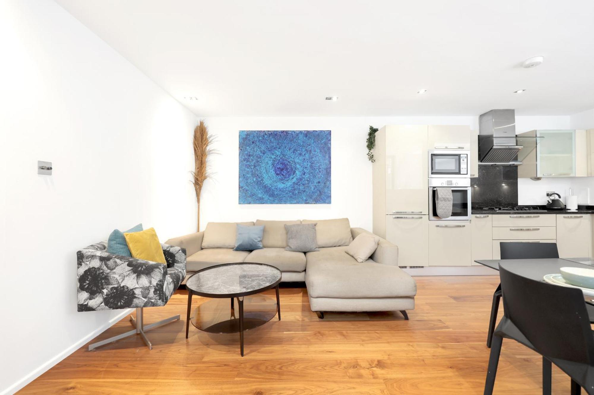 Loft-style 3 Bed Short Term & Flexible Renting Hoxton With Free Wifi & Terrace ! London