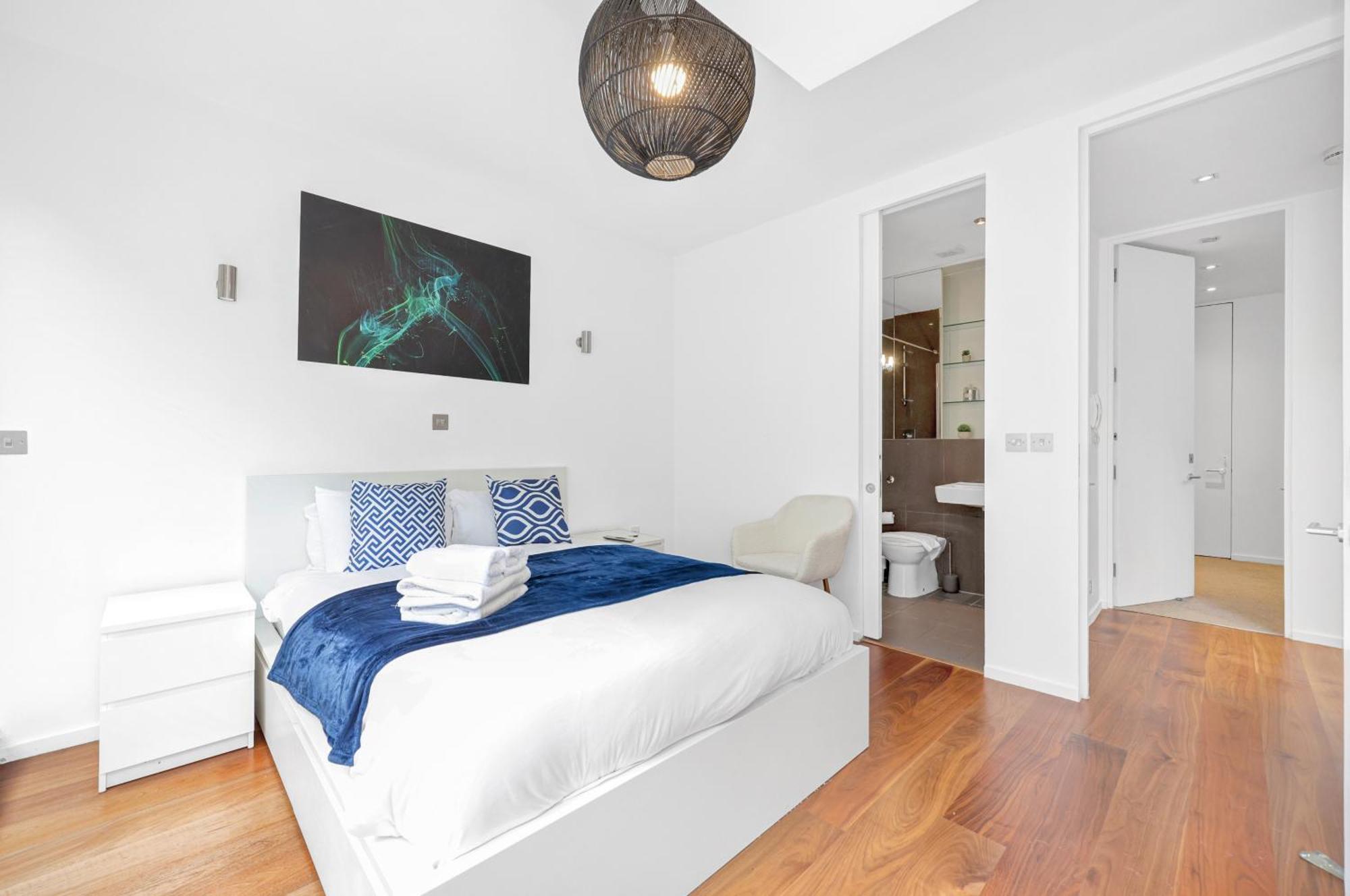 Loft-style 3 Bed Short Term & Flexible Renting Hoxton With Free Wifi & Terrace ! *