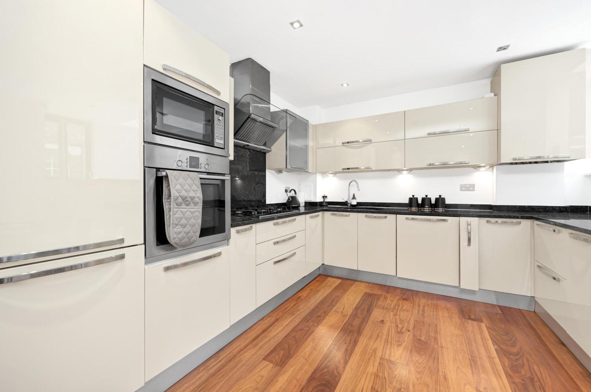 Loft-style 3 Bed Short Term & Flexible Renting Hoxton With Free Wifi & Terrace !