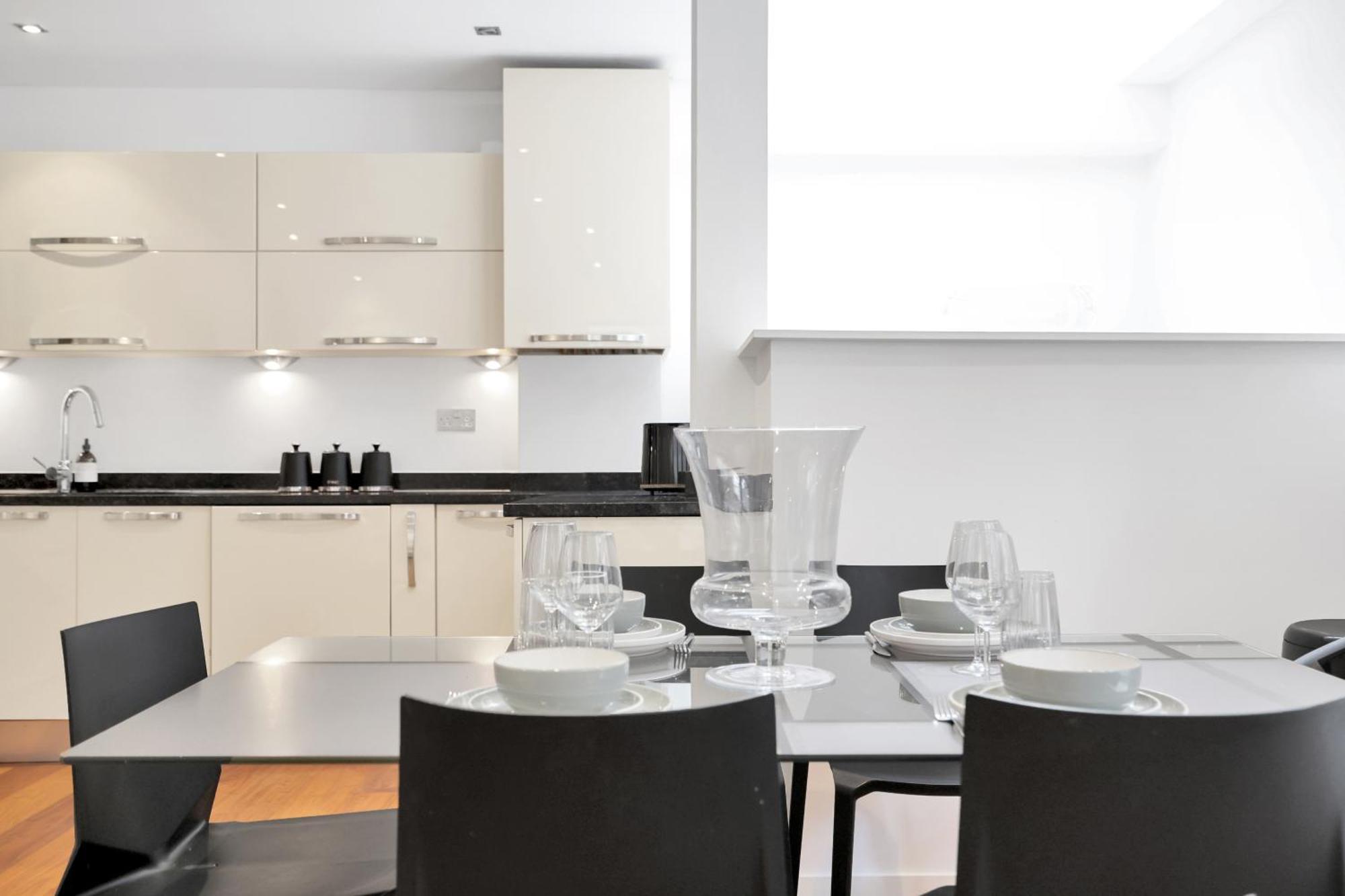 Loft-style 3 Bed Short Term & Flexible Renting Hoxton With Free Wifi & Terrace ! Holiday home *