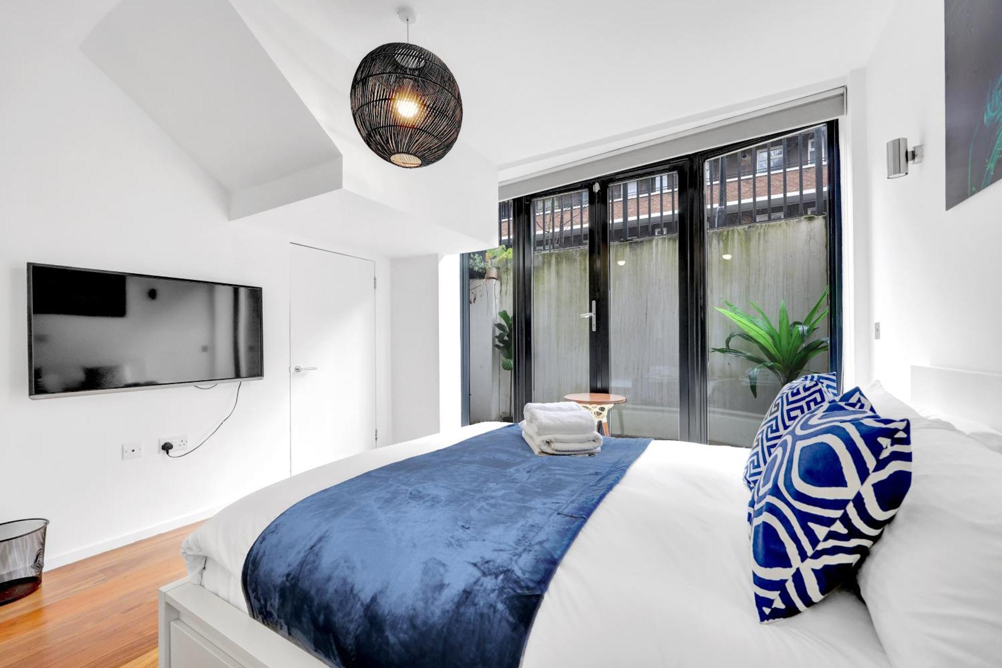 Loft-style 3 Bed Short Term & Flexible Renting Hoxton With Free Wifi & Terrace ! *