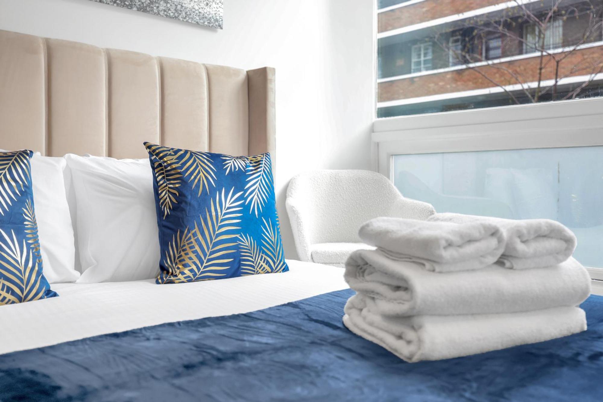 Loft-style 3 Bed Short Term & Flexible Renting Hoxton With Free Wifi & Terrace ! *