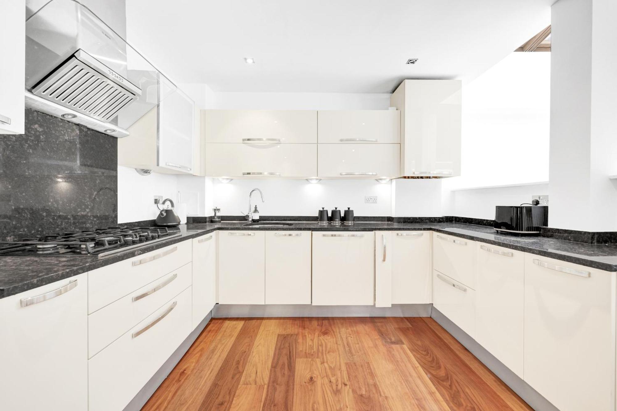 Loft-style 3 Bed Short Term & Flexible Renting Hoxton With Free Wifi & Terrace ! *