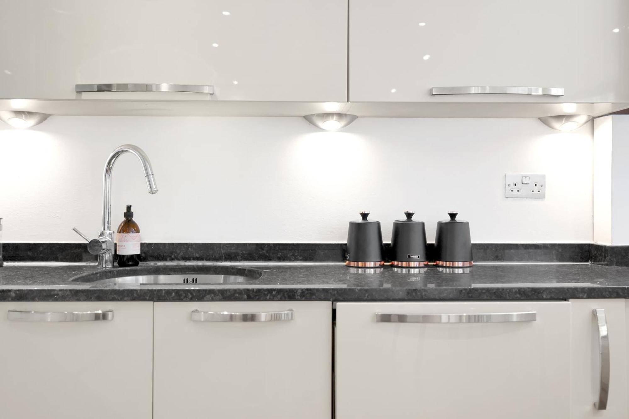 Loft-style 3 Bed Short Term & Flexible Renting Hoxton With Free Wifi & Terrace ! * London