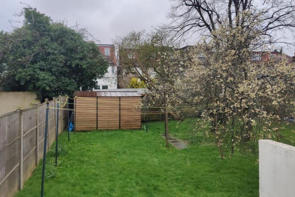 Apartamento Large Garden Flat On Golders Road Londres