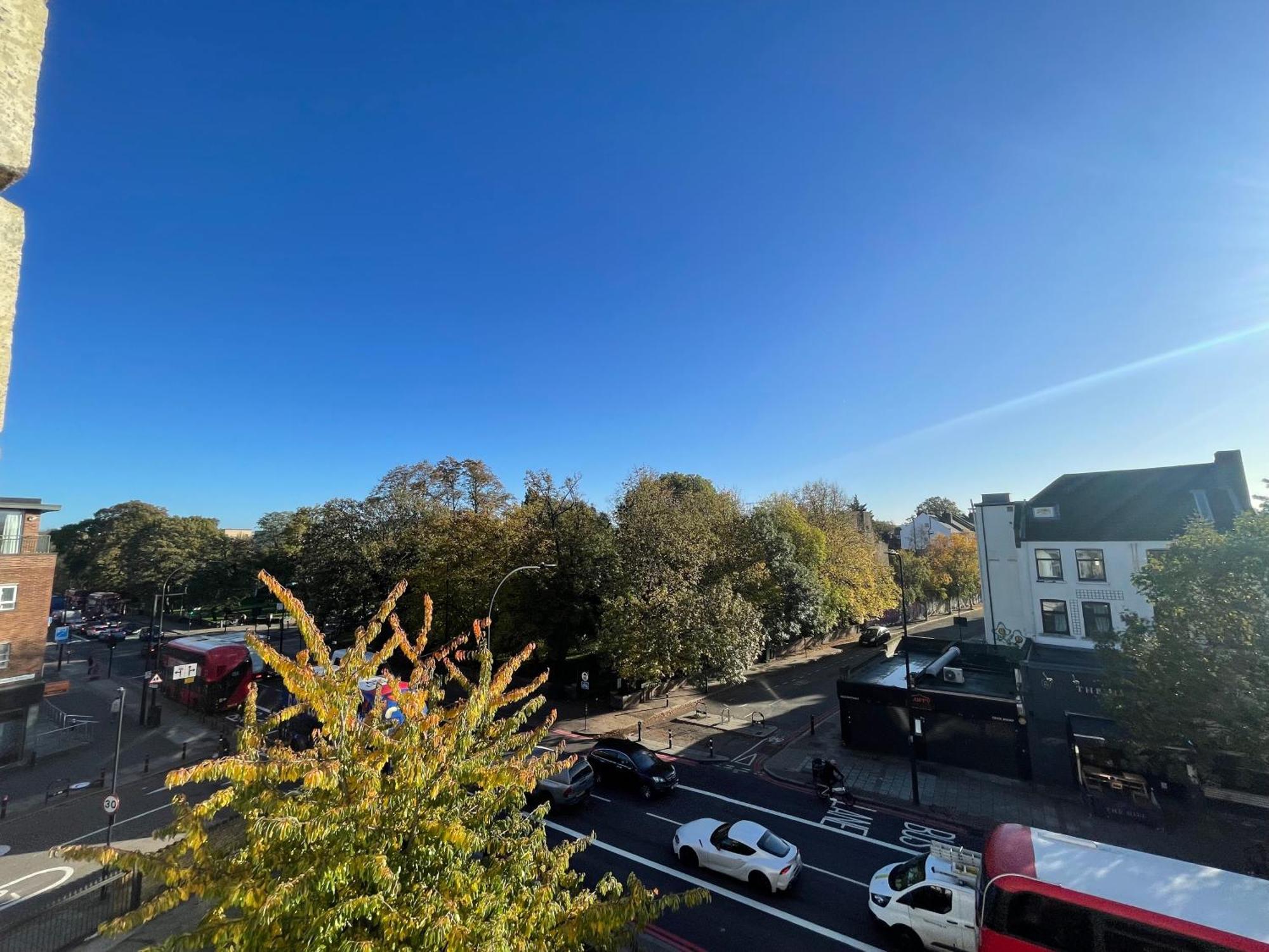 Brixton Sunny Single Londres