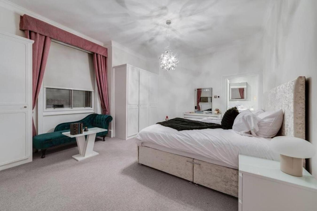 Harley Street Spectacular With High Ceilings, High Luxury London