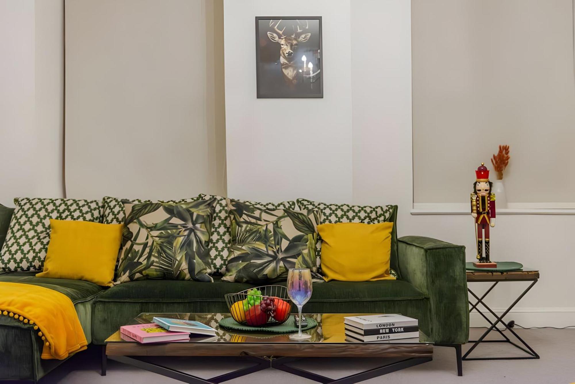Harley Street Spectacular With High Ceilings, High Luxury Apartment *