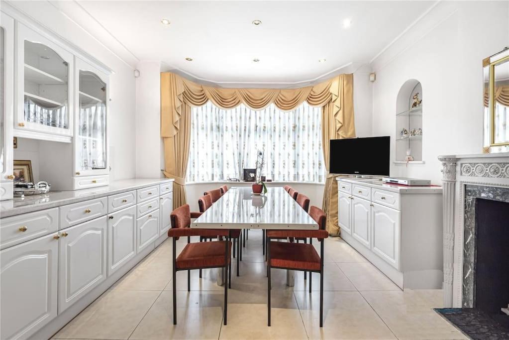 Large 5 Bedroom House In Finchley Londen