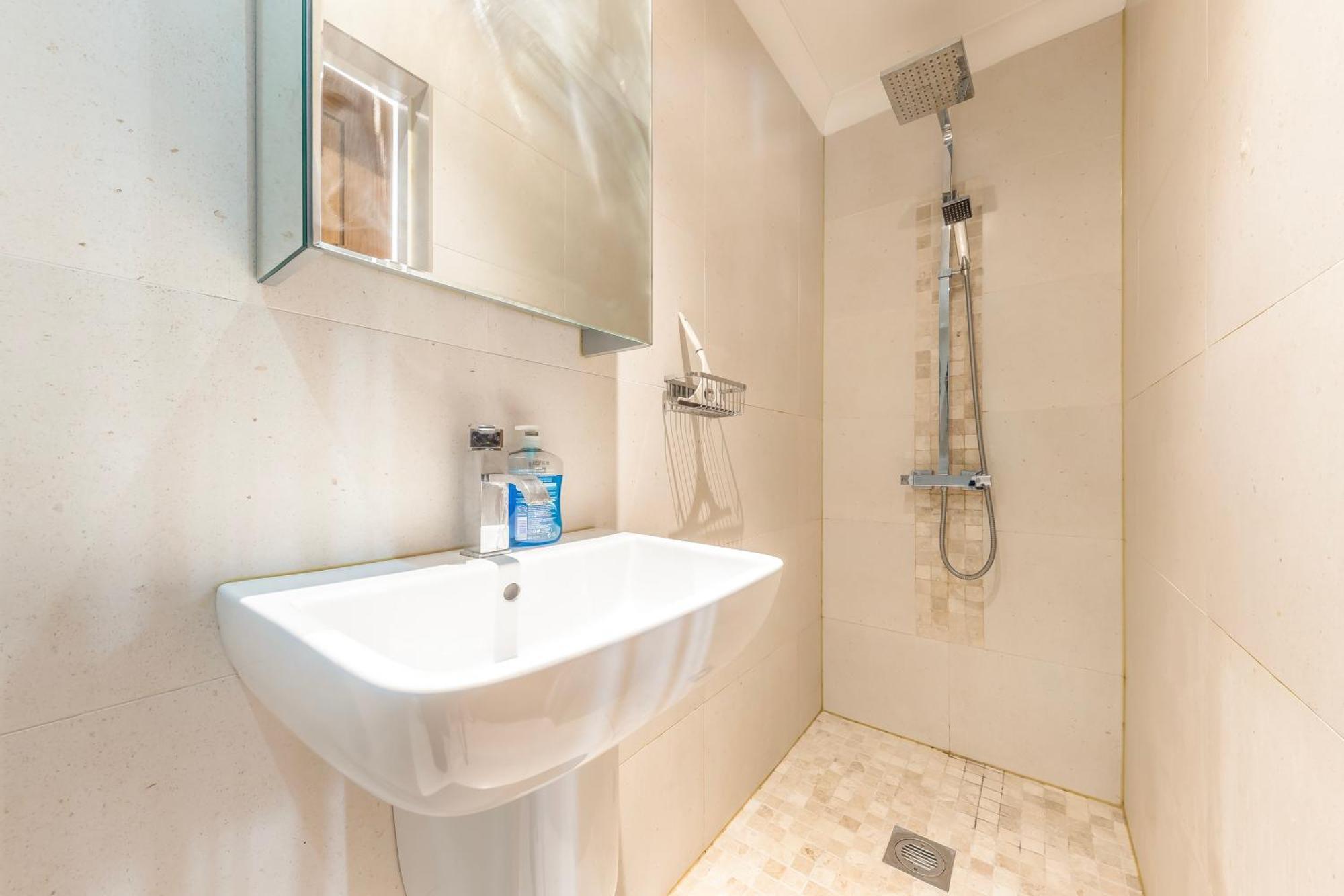 Victorian Charm: Spacious 3-bed Near Attractions *
