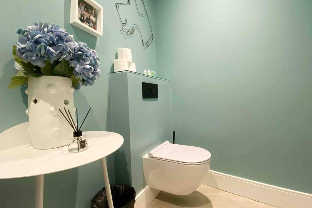 Modern Design 3brs 2f House Close To Victoria *