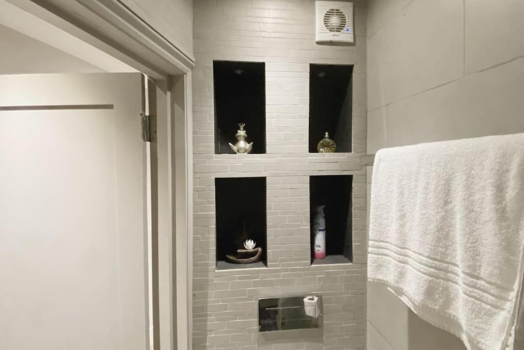 Modern Design 3brs 2f House Close To Victoria London
