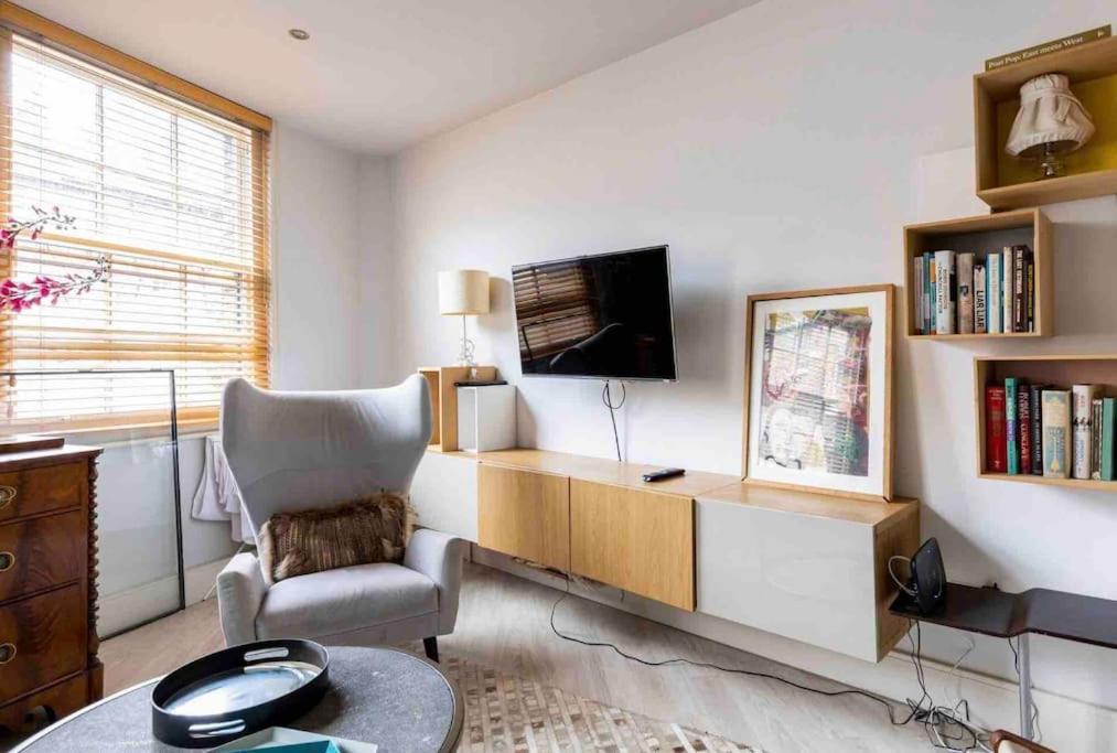 Modern Design 3brs 2f House Close To Victoria London