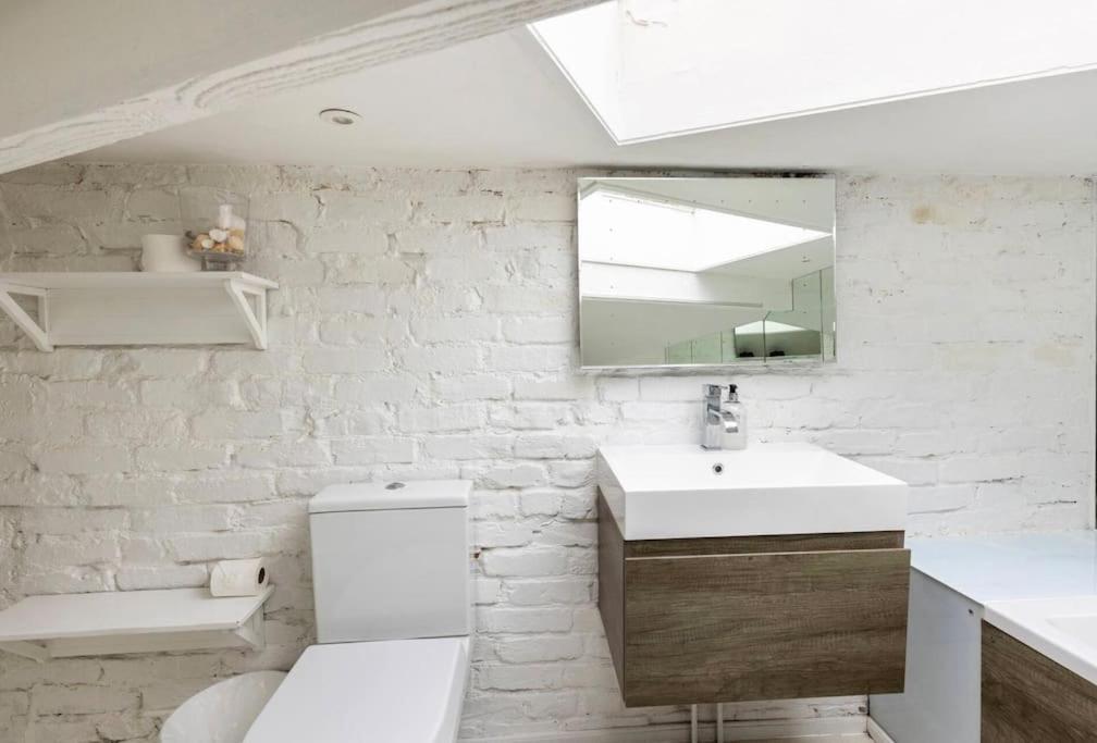 Modern Design 3brs 2f House Close To Victoria *