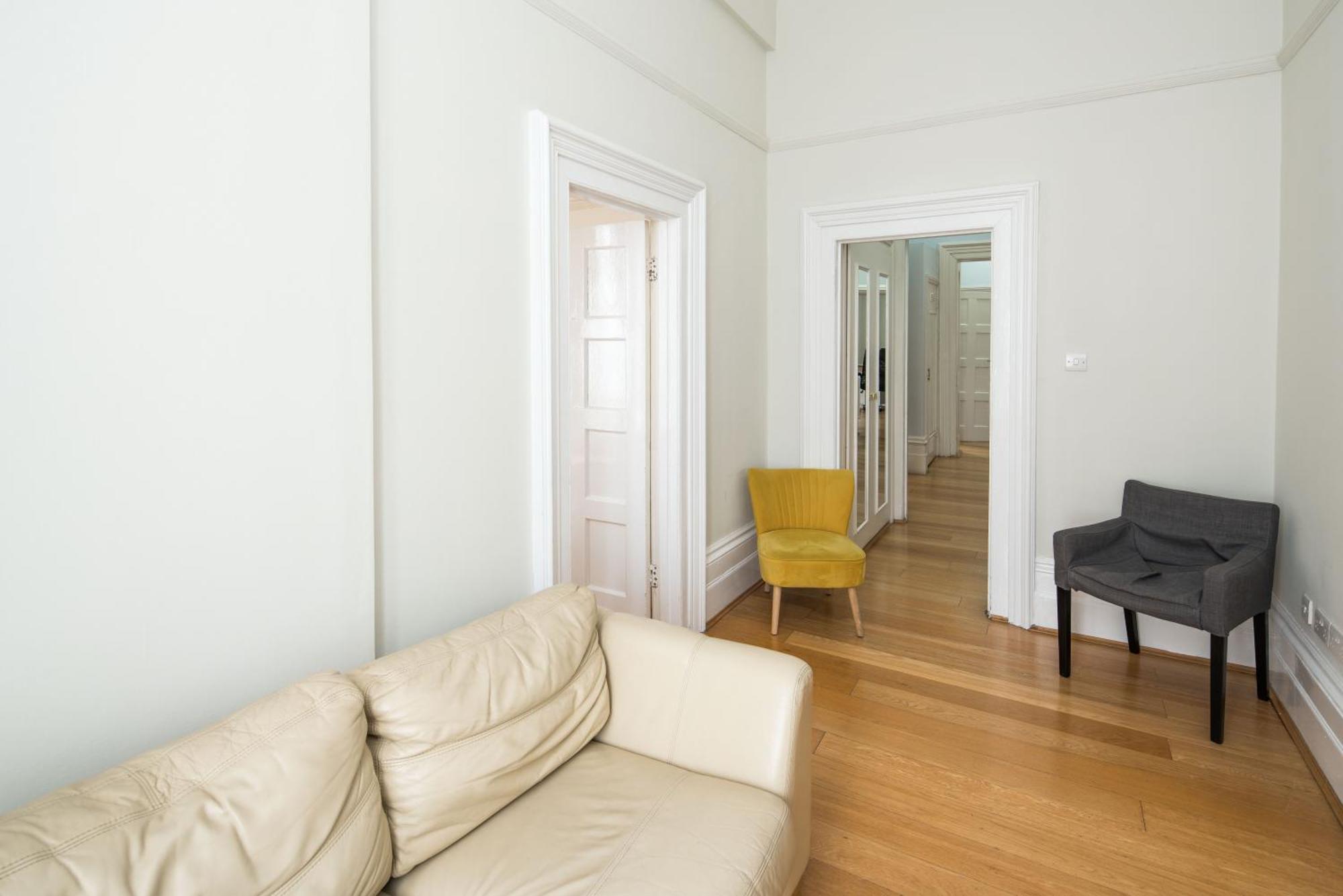 Appartement Four Beds By The Station Londen