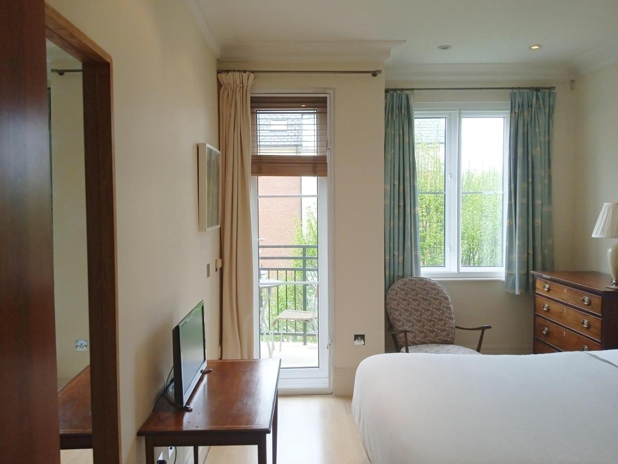 Beautiful With Underground Parking, Balcony In Kew, Richmond * London