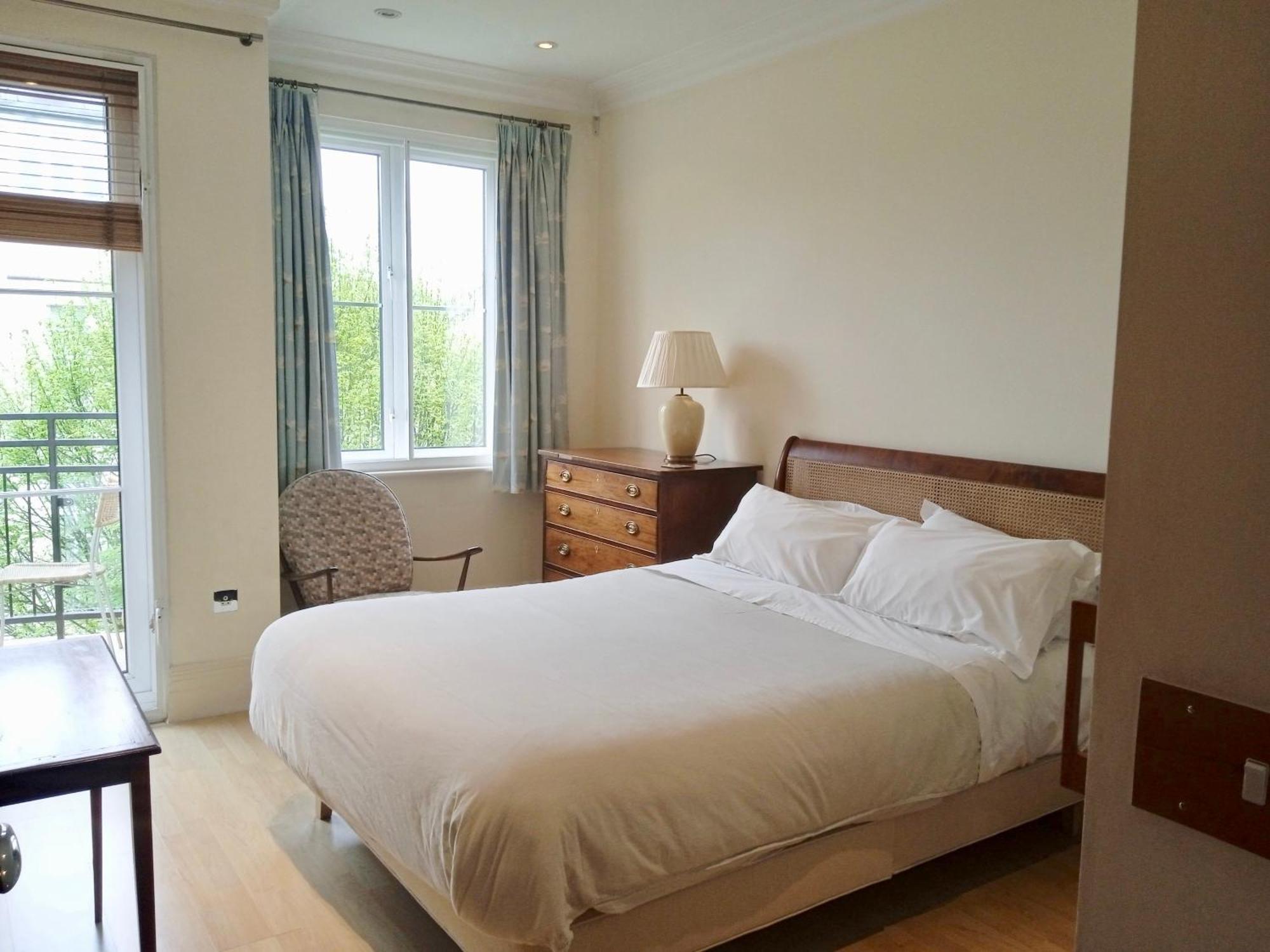 Beautiful With Underground Parking, Balcony In Kew, Richmond