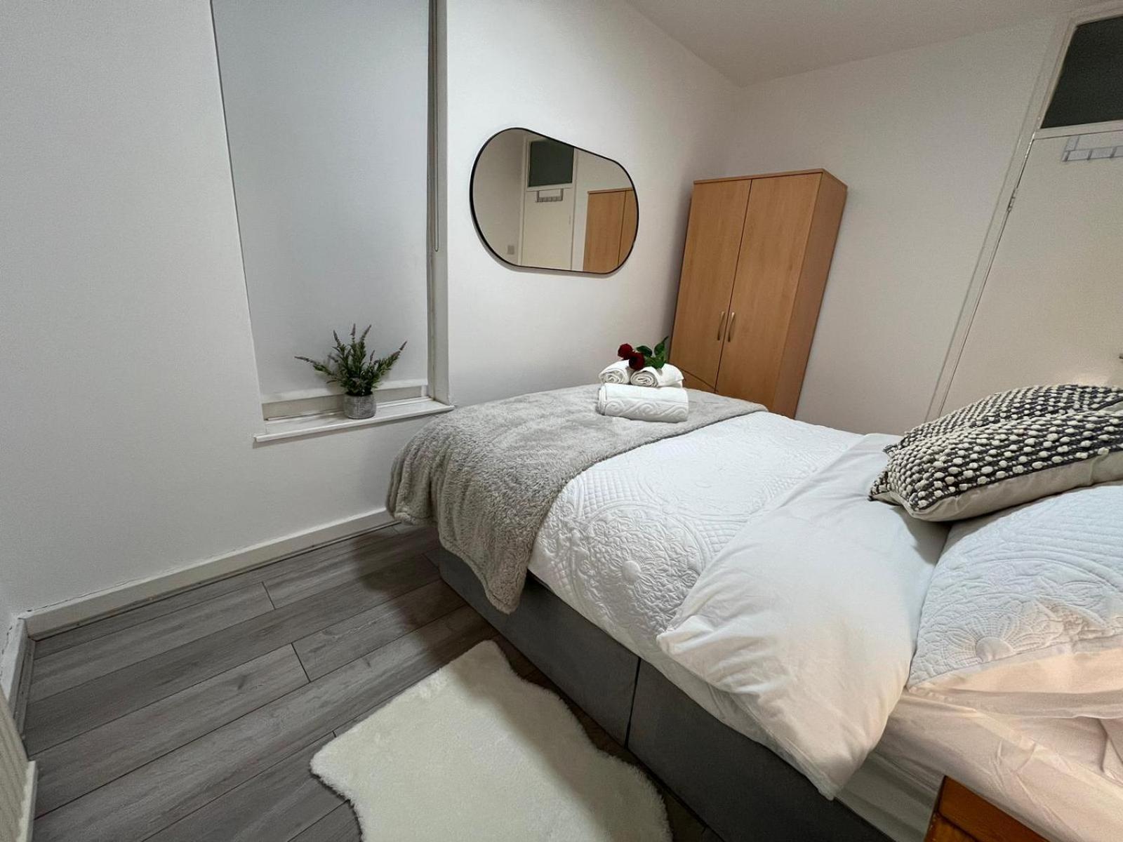 Apartamento Charm: Spacious 3-bed With Garden Oasis *