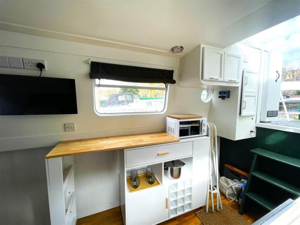 Executive Houseboat In Little Venice London