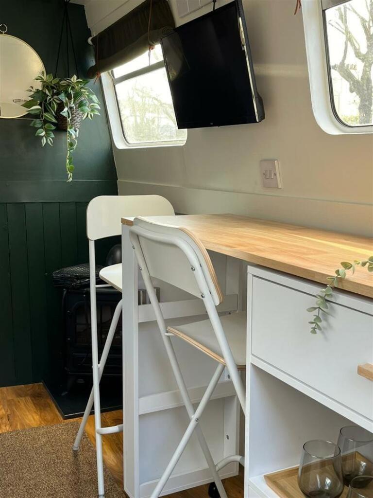 Executive Houseboat In Little Venice