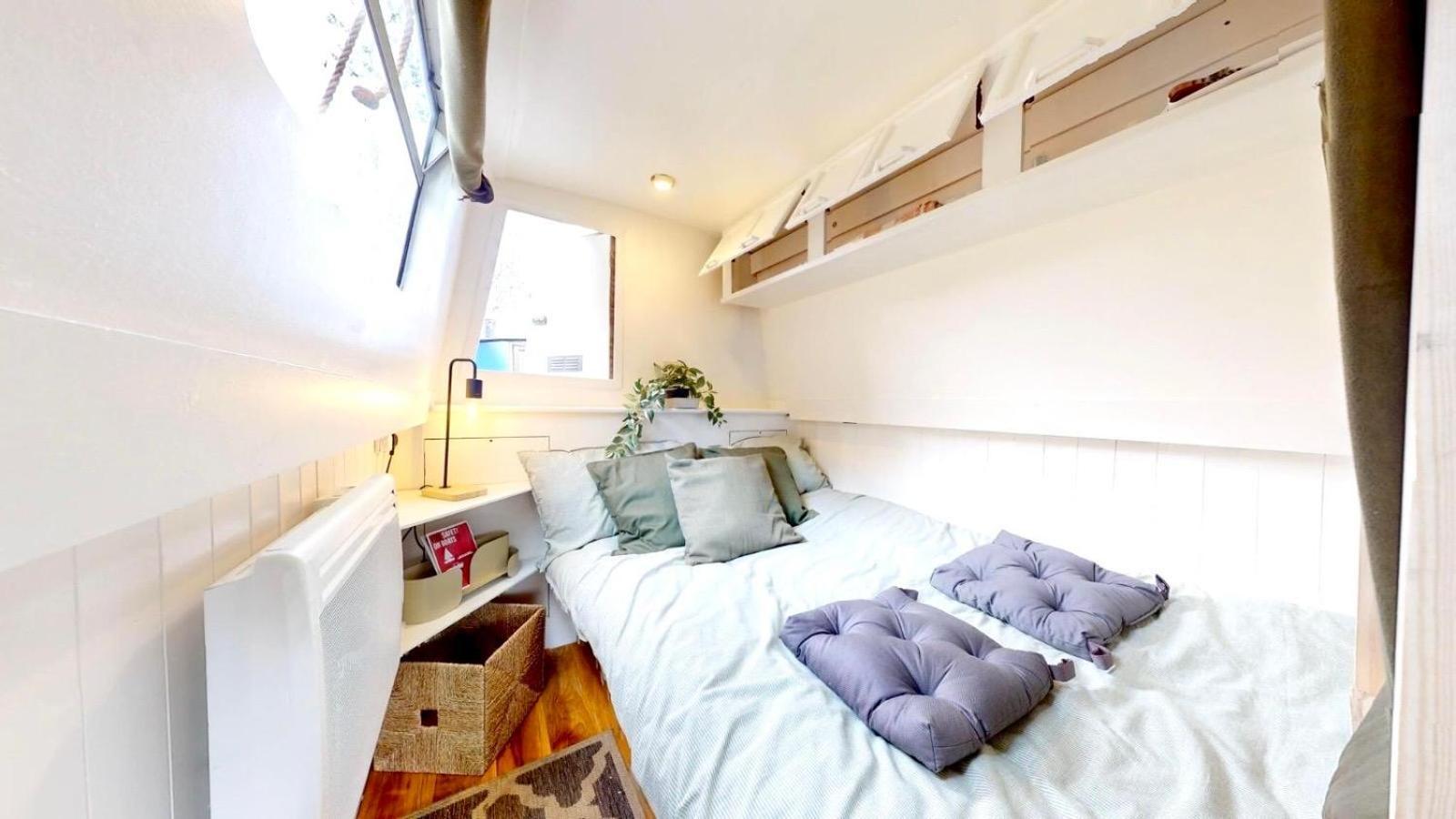Botel Executive Houseboat In Little Venice Londen
