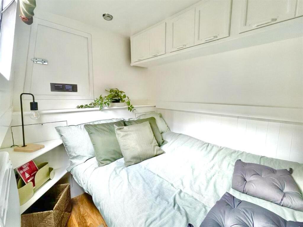 Executive Houseboat In Little Venice