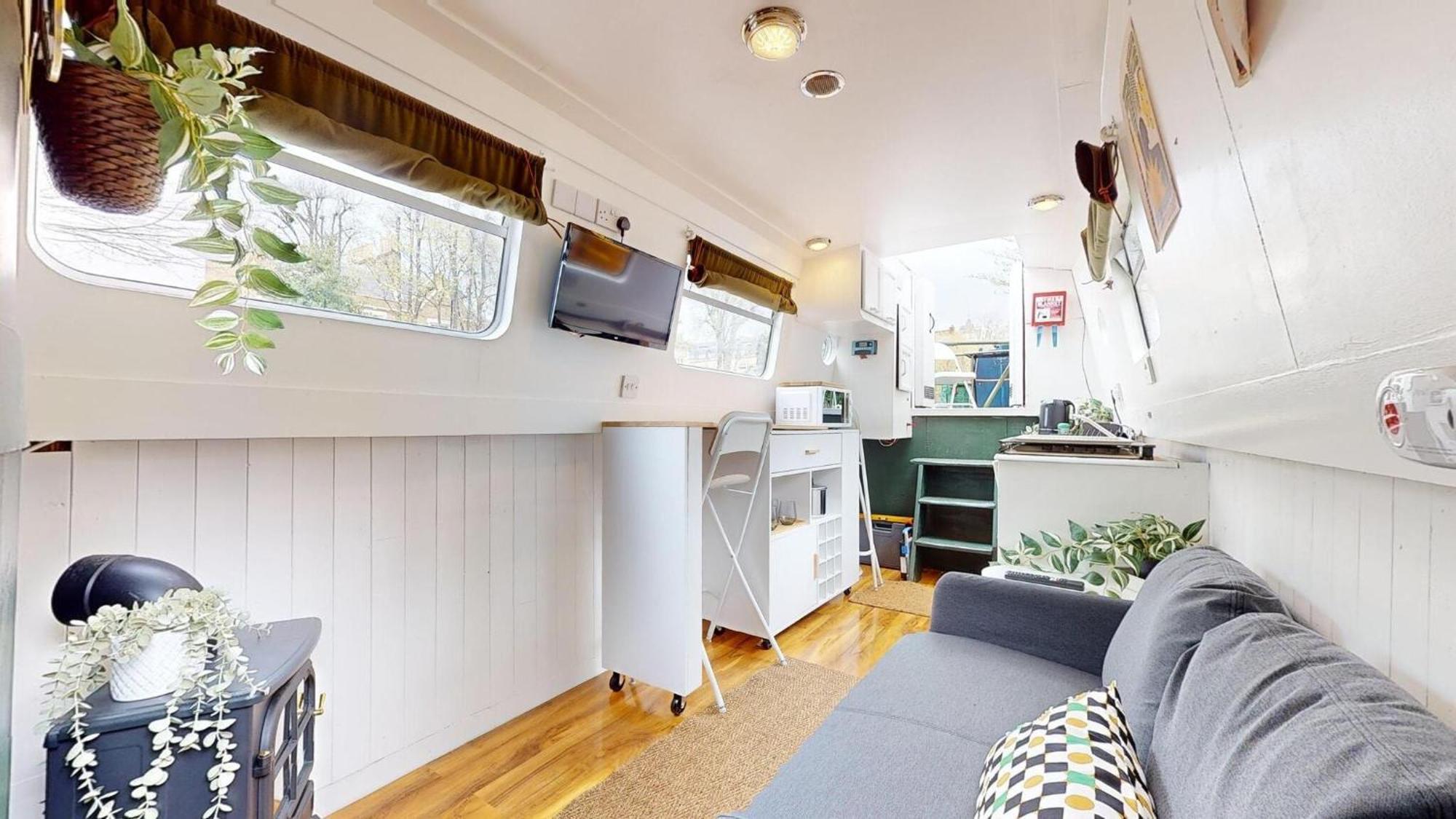 Executive Houseboat In Little Venice