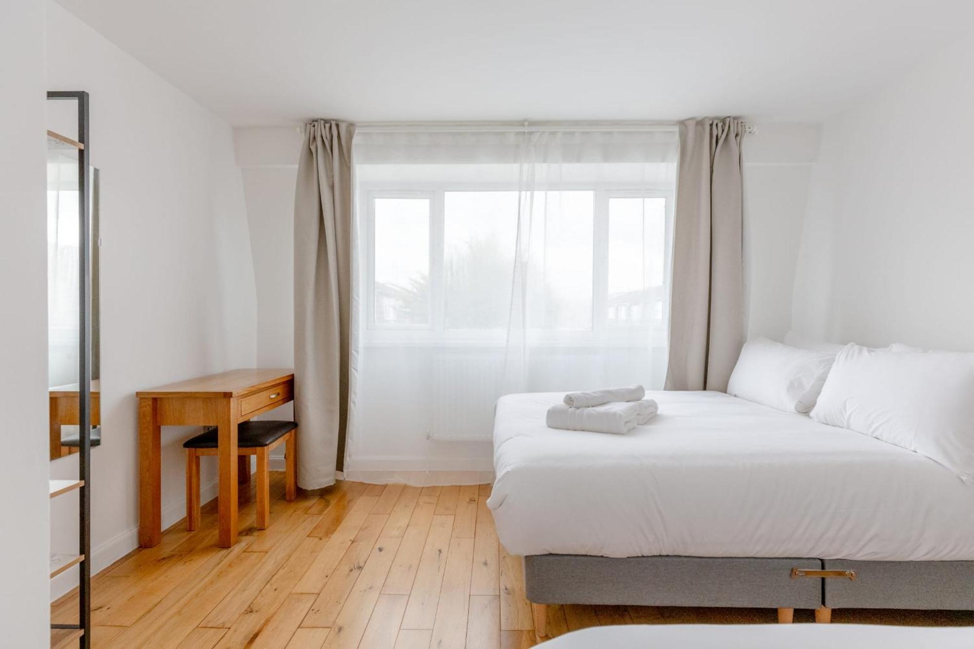 Holiday home Spacious 4bd Near Excel London!