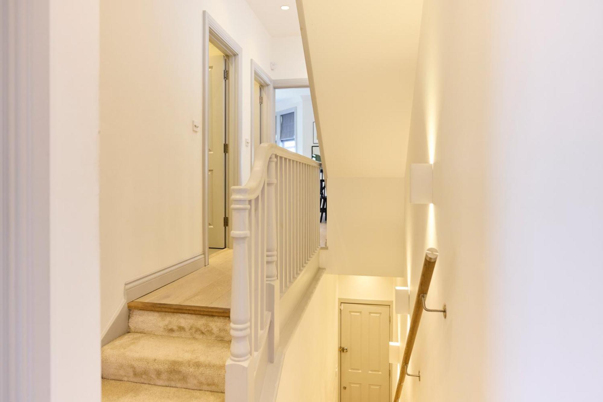 The Leghorn Quarters - Modern 3bdr With Balcony Appartement Londen