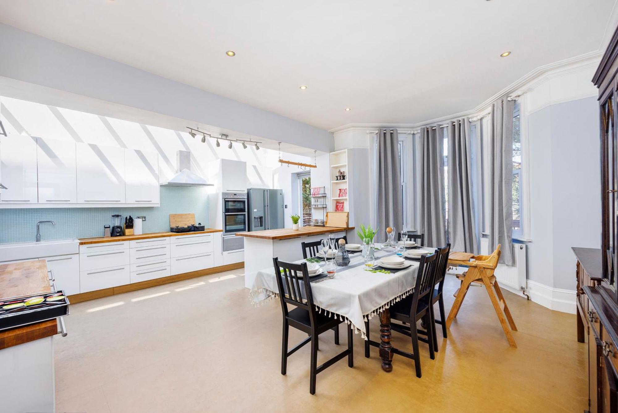 Сasa de vacaciones 6 Bedroom House By Av Acton Sleeps 11 Free Parking Londres