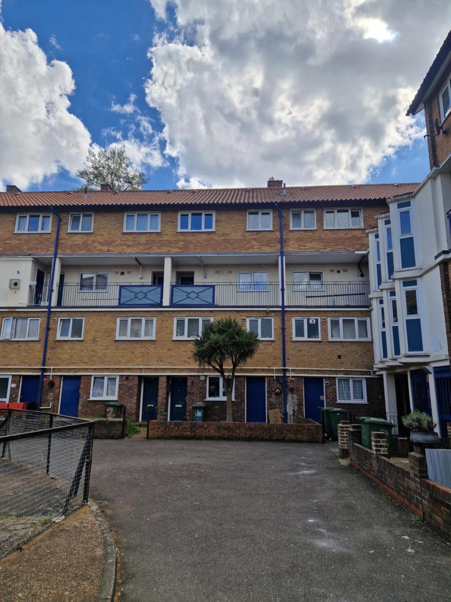 2 Bed-sleeps5-free Parking-10 Min Walk Underground Apartment