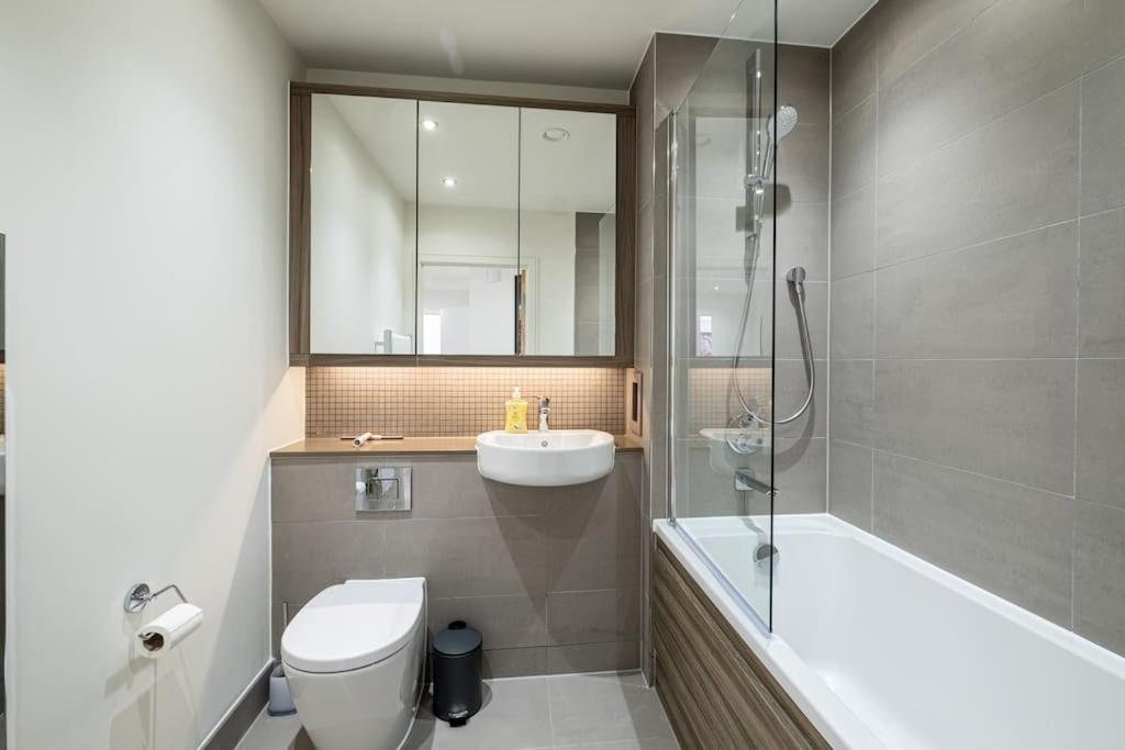 Luxury Penthouse In Canary Wharf - 3 Bedroom / 2 Bathroom *