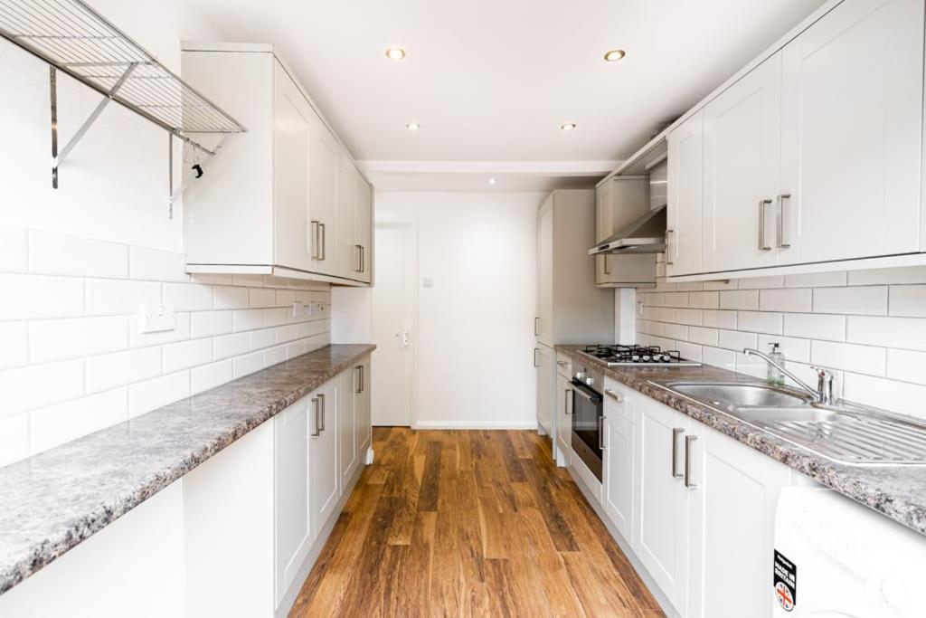 Immaculate Refurbished House Guest house London
