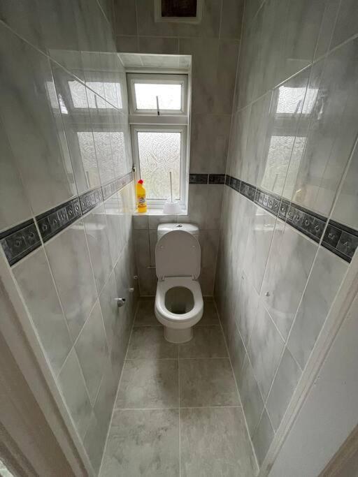Modern Spacious 4-bed House Apartment London