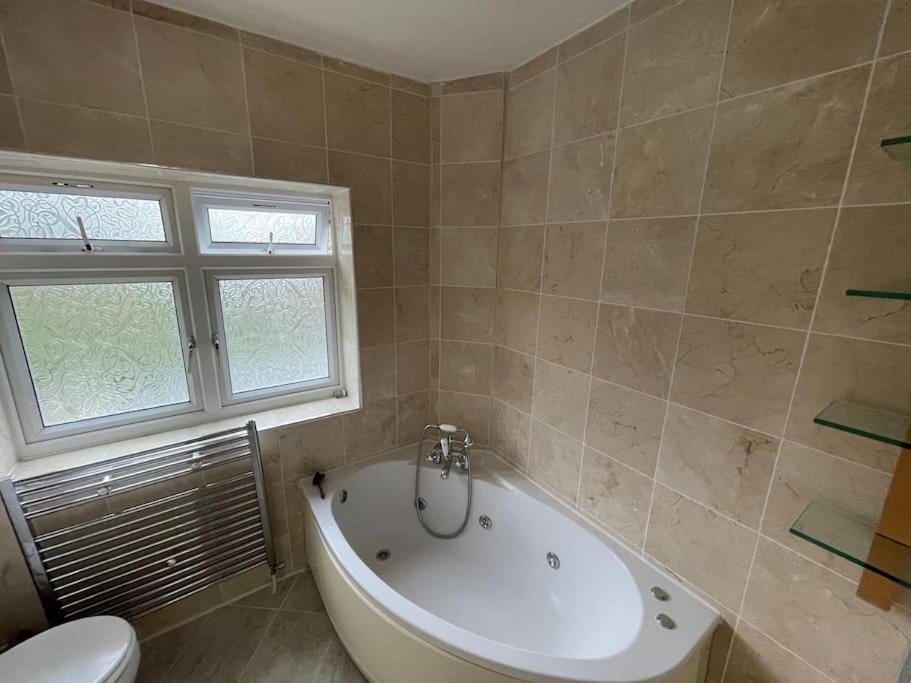 Modern Spacious 4-bed House Apartment London