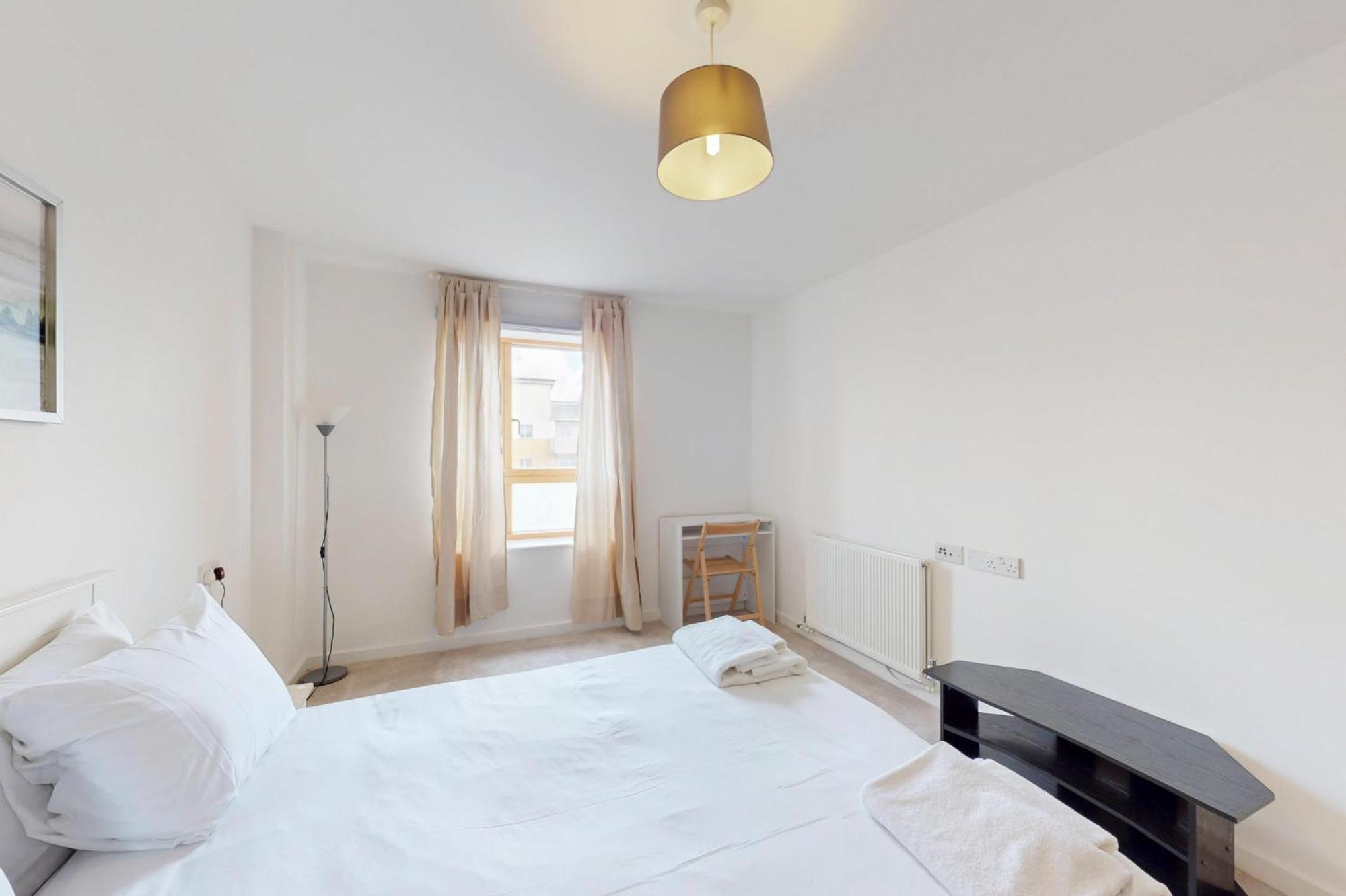 Spacious 3-bed With Balcony, 5-min Walk To Station * London